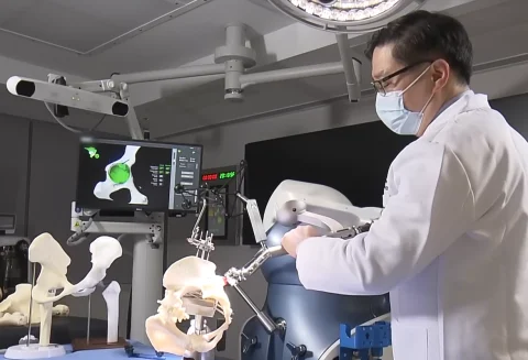機械臂輔助 換髖關節更精準安全