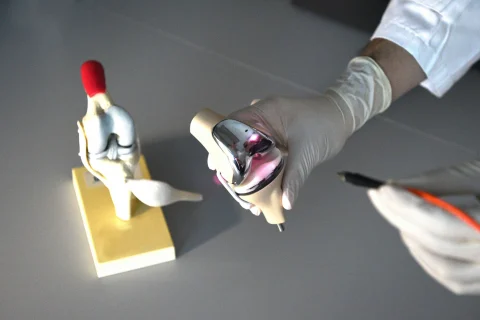 HKUMed innovates photocurrent-responsive coating: Cuts bone-to-implant integration time in half to just two weeks